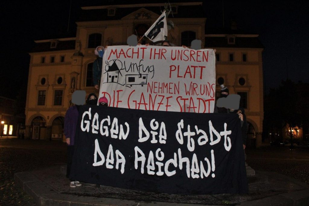 Gruppenfoto in Solidarität mit linken Hausprojekten vor dem Rathaus Lüneburg