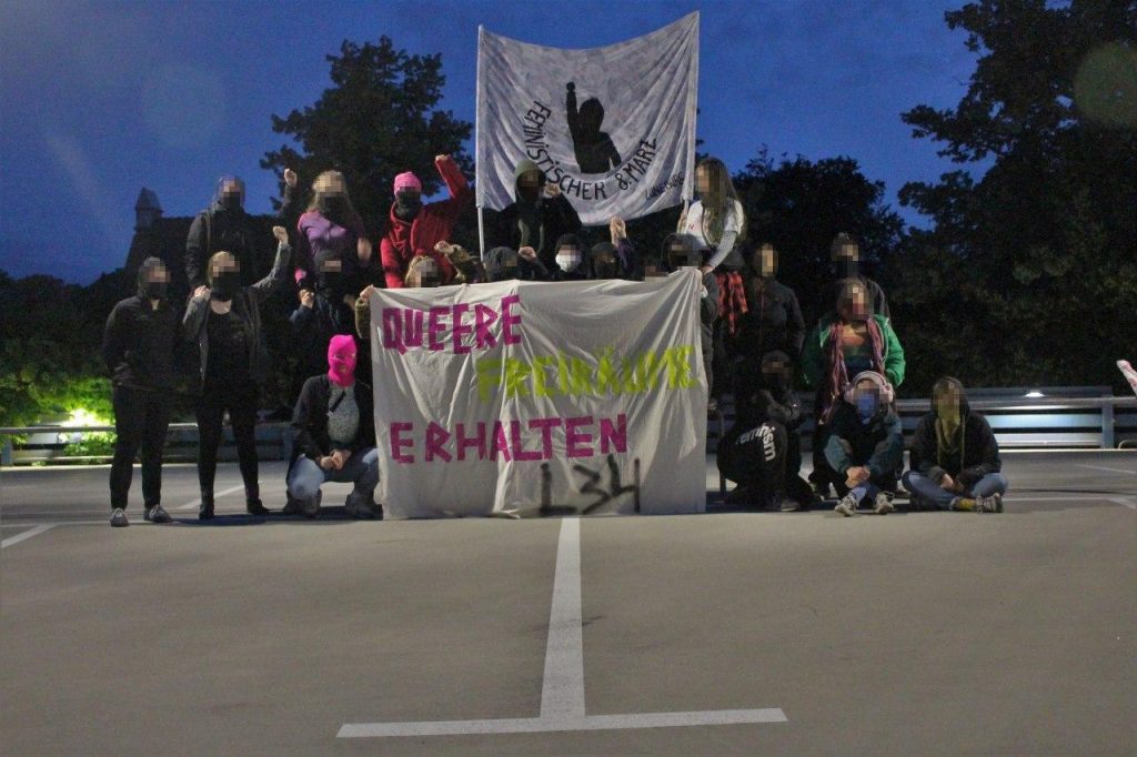 Gruppenfoto in Solidarität mit der Liebig34 und queeren Freiräumen
